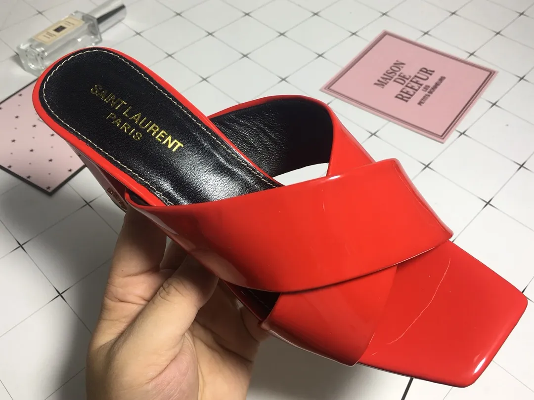 👟👟Ex-factory price 340👟👟 Genuine leather base +40 7CM heel cow patent leather series. 2018 Saint Laurent YSL’s strongest new cross-strap slippers are available in two heel heights. They are 7CM and 9CM respectively. The fabric is made of cowhide. The lining is made of first-layer sheepskin. Size: 34-41 (size 42 can be customized). It is very stable when walking and does not lose its heel.